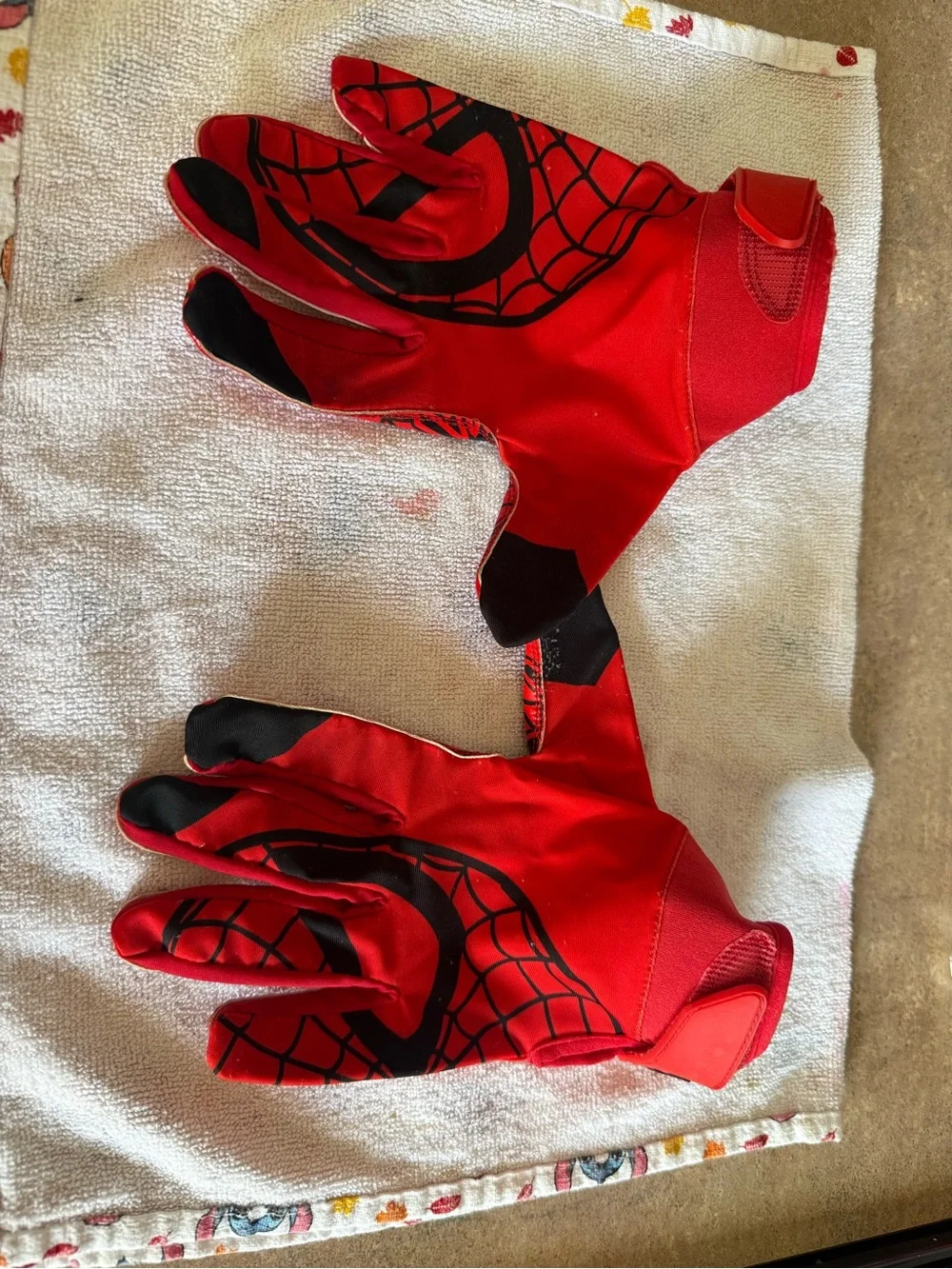 Red Spider Man football Gloves adult medium